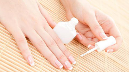 appliquer l'huile de ricin sur les ongles