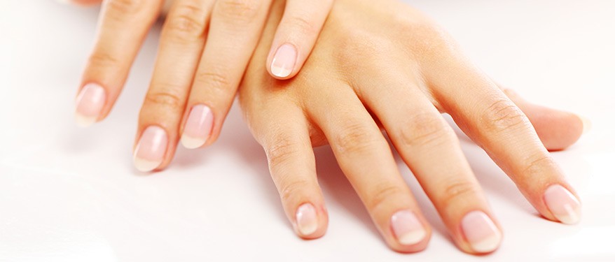 Des ongles au naturel avec l'huile de ricin